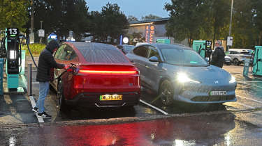 MG IM6 и Tesla Model Y на ночной зарядке